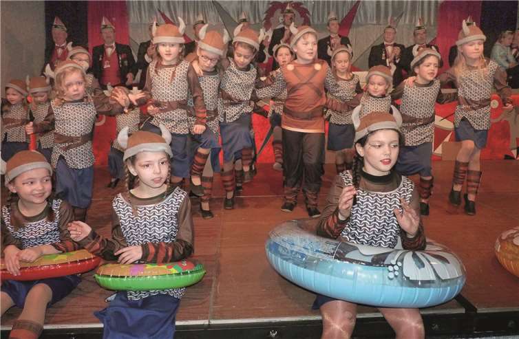 Die Kindergarde eroberte als wilde Wickinger-Horde wieder einmal die Herzen des närrischen Publikums im SturmFotos: FRE