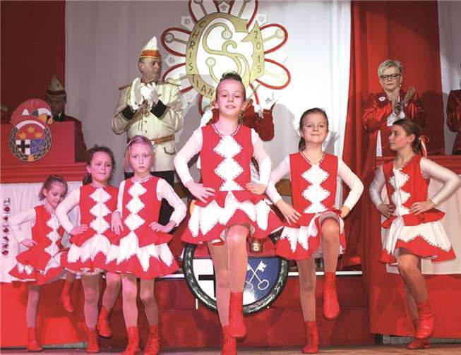 Die Kindergarde eröffnete nach der Thronbesteigung von Christiane I. die Prunksitzung. DL