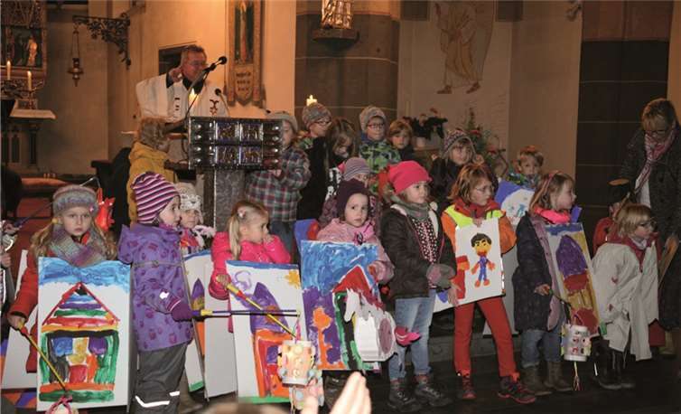 Die Kindergartenkinder St. Genoveva in ihrer gleichnamigen Pfarrkirche.