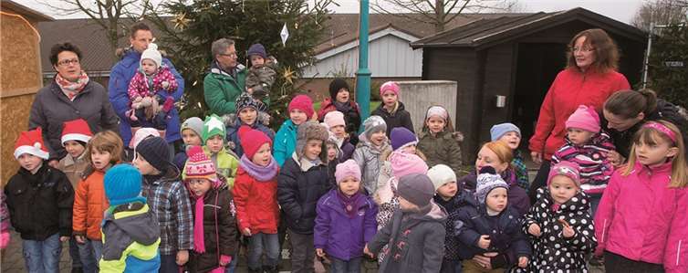 Die Kindergartenkinder aus Oberhonnefeld durften den Baum vor dem Eingang des KuJu schmücken. WT