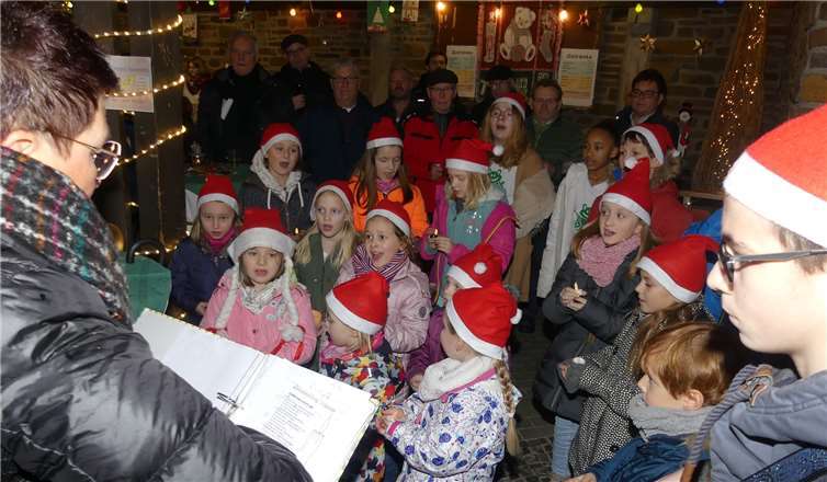 Die Kindergartenkinder erfreuten zur Gitarrenbegleitung mit schönen Weihnachtsliedern.Fotos: TE