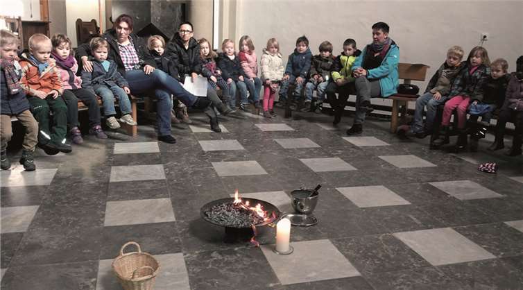 Die Kindergartenkinder feierten in der Ersdorfer Pfarrkirche gemeinsam den Gottesdienst. privat