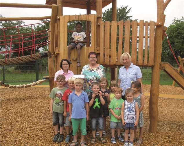 Die Kindergartenkinder freuen sich über die Spende der Katholischen Frauengemeinschaft. privat