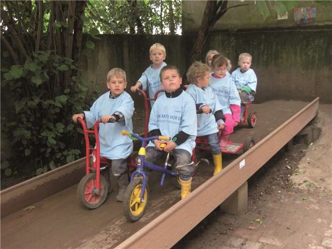 Die Kindergartenkinder freuen sich über eine neue Rampe für Roller und Dreiräder auf dem Außengelände der Kindertagesstätte St. Peter in Sinzig.  Privat