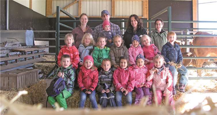 Die Kindergartenkinder freuten sich zusammen mit der Familie Birkenheyer über den schönen Tag. privat