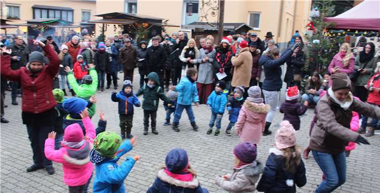 Die Kindergartenkinder führten Schneetänze auf.