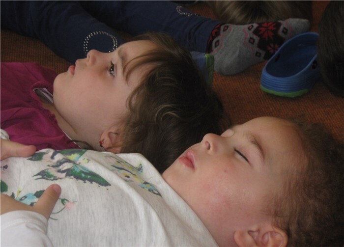 Die Kindergartenkinder genossen die Entspannungsübungen.privat