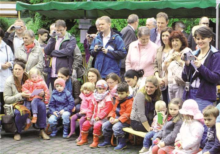 Die Kindergartenkinder hatten für ihren Musikbeitrag vor dem Pfarrheim Platz genommen.DL