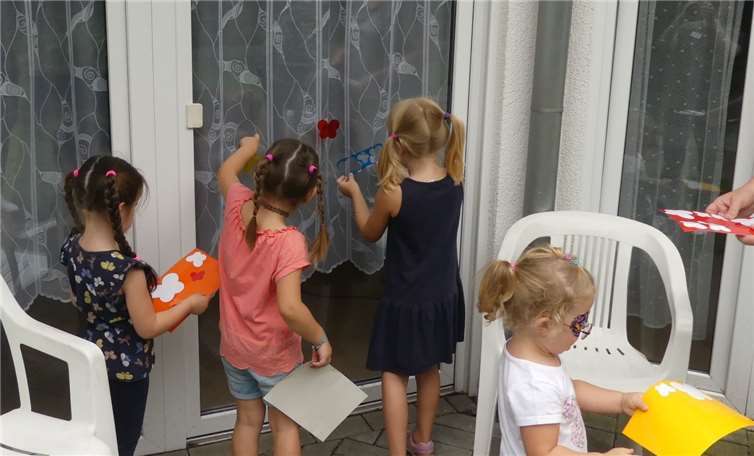 Die Kindergartenkinder klebten selbstgebastelte Schmetterlinge an die Fenster. Foto: privat