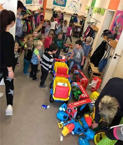 Die Kindergartenkinder konnten sich über neues Spielzeug freuen.