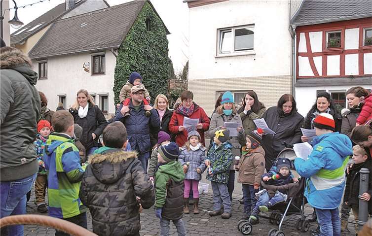 Die Kindergartenkinder mit Eltern machten mit Weihnachtsliedern die Stimmung perfekt.