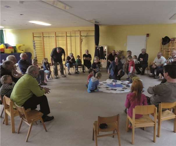 Die Kindergartenkinder mit ihren Opas.privat