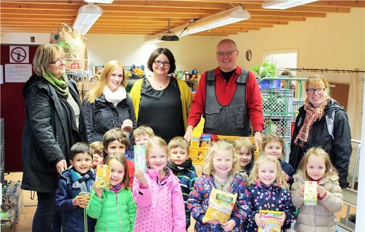 Die Kindergartenkinder sowie (von links) Gisela Burgau, Kerstin Höllmann, Christiane Böttcher, Helmut Hösel und Sigrid Horst freuen sich über die gelungene St. Martins-Aktion.Privat