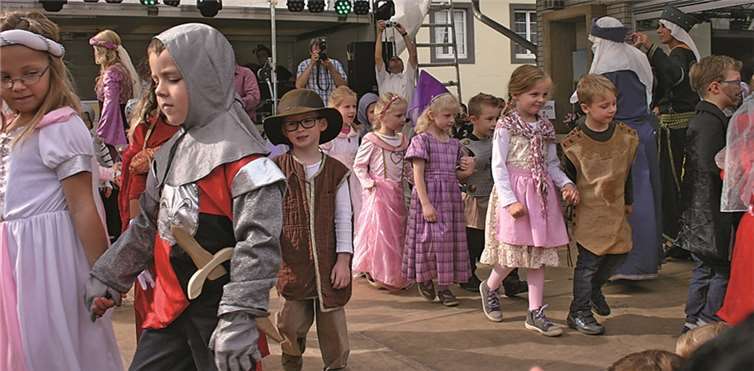 Die Kindergartenkinder tanzten als Ritter, Burgfräuleins und Prinzessinnen zur Freude der Besucher.RÜ