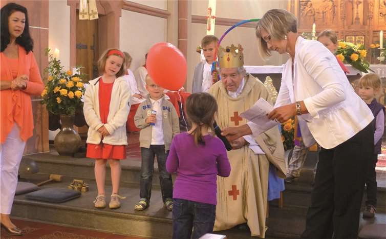 Die Kindergartenkinder überreichten dem Junilar eine goldene Krone. Privat