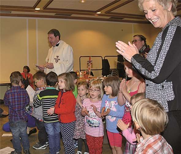 Die Kindergartenkinder und ihre Erzieherinnen beteiligten sich bei den Feierlichkeiten mit Vorträgen und Gesang.