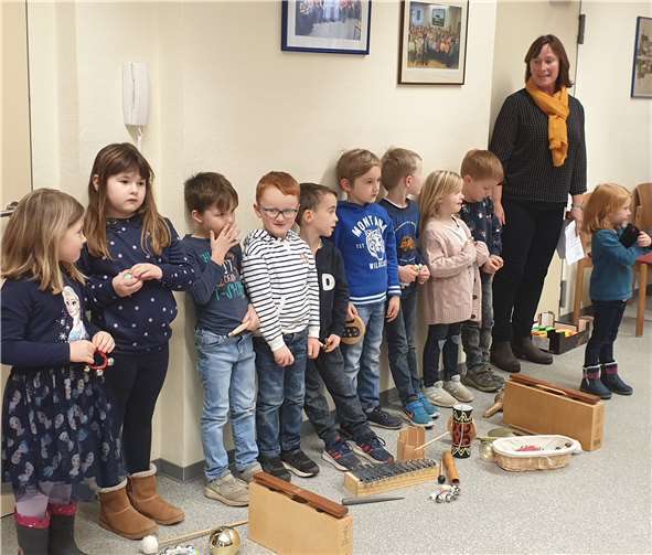 Die Kindergartenkinder verzauberten die Senioren und Seniorinnen.