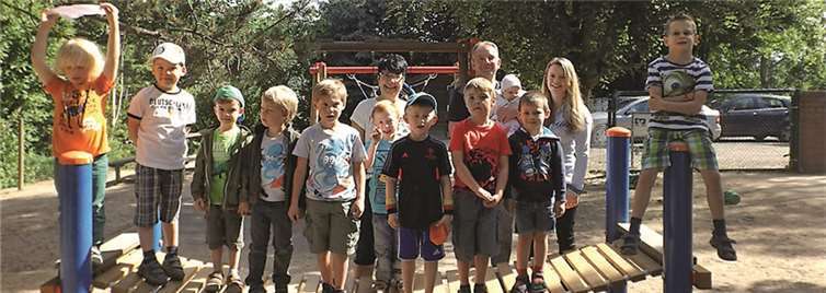 Die Kindergartenleiterin Seifen mit Manfred Lammerich und Ann-Kathrin Pohlmeyer samt den Kindern der Kita St. Viktor, in Oberbreisig freuen sich über die runderneuerte Wackelbrücke. privat