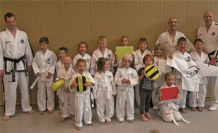 Die Kindergruppe mit den beiden Co-Trainern der Taekwondogruppen Thorsten Theis (links), Friedhelm Linnerz (2. von rechts) und „Cheftrainer“ Bernd Hellendahl.  Privat