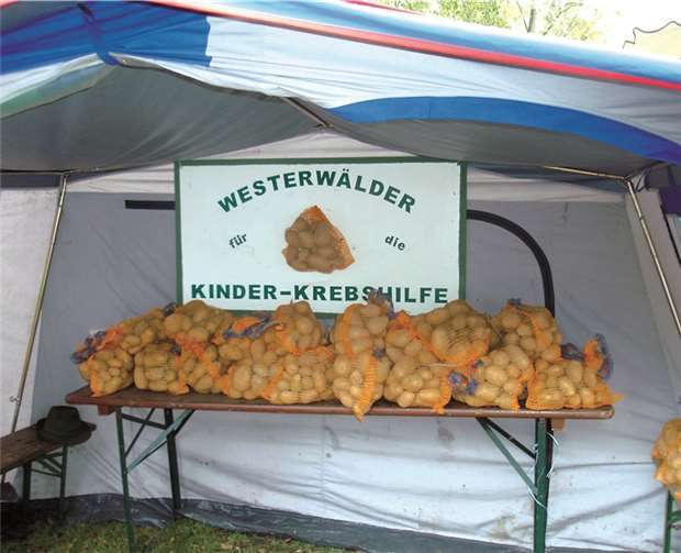 Die Kinderkrebshilfe Gieleroth wurde zum zehnten Mal bedacht, indem, wie es schon Tradition ist, am Kartoffelmarkt Kartoffeln verkauft wurden.
