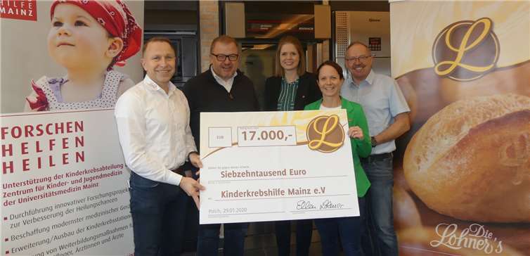 Die Kinderkrebshilfe Mainz mit Vorstand Eric Schierholz, Kathrin Schieferstein und Katja Vogt, nimmt den 17.000 Euro-Spendenscheck von den beiden Lohner-Geschäftsführern Helmut Moll und Jürgen Lamparter dankend entgegen. Fotos: TE