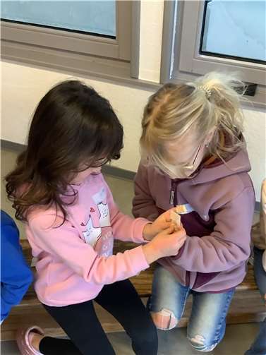 Die Kindern lerntne die erste Wundversorgung.  Foto: privat