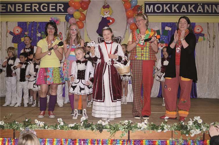 Die Kinderprinzessin Leonie I. (Müller) vom Petersclan zu Ohlenberg mit einigen der Möhnen. privat