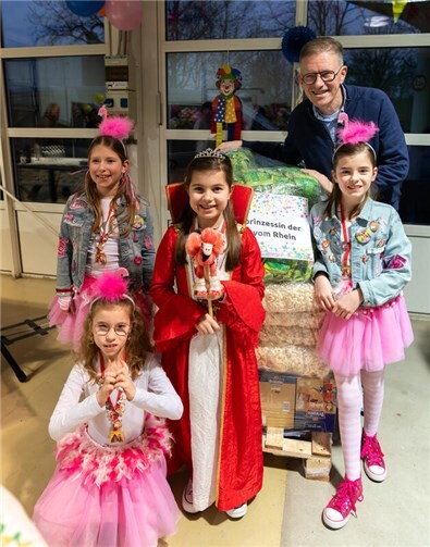 Die Kinderprinzessin der Perlen vom Rhein und ihr Gefolge freuten sich über den Gewinn.