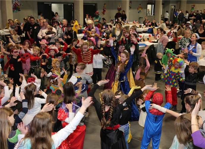 Die Kinderprinzessin rief zum Bewegungstanz aufund alle Kids tanzten rund um die Prinzessin.