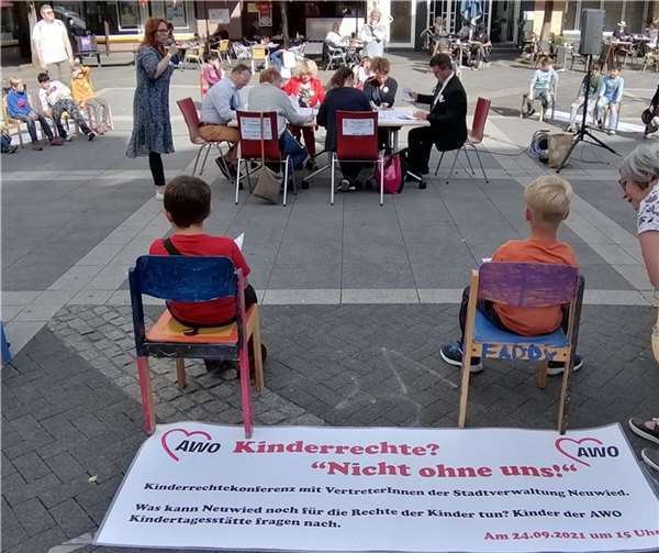 Die Kinderrechte-Konferenz mit Vertretern der Stadtverwaltung auf dem Luisenplatz war einer der Höhepunkte der diesjährigen Woche der Kinderrechte.Quelle: Stadt Neuwied