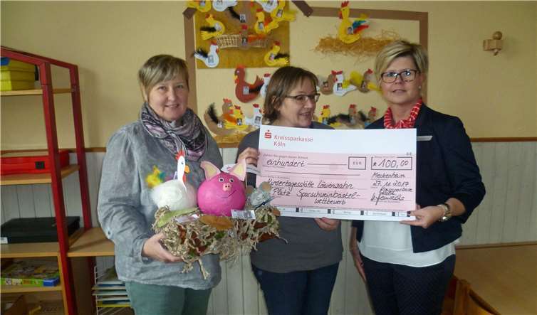 Die Kindertagesstätte Löwenzahn freut sich über den ersten Platz und damit über eine Spende in Höhe von 100 Euro, die von Ulrike Heinrichs, Mitarbeiterin der Kreissparkasse Köln (r.), an Christa Lautsch, Erzieherin der Kindertagesstätte Löwenzahn (l.), und Gerlinde Regenhardt, stellvertretende Leiterin der Kindertagesstätte (Mitte), übergeben wurde. Kreissparkasse Köln
