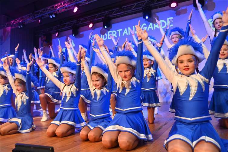 Die Kindertanzgruppe der DJK Ochtendung hatte 45 Teilnehmer mit auf die Bühne gebracht.  Fotos: SK