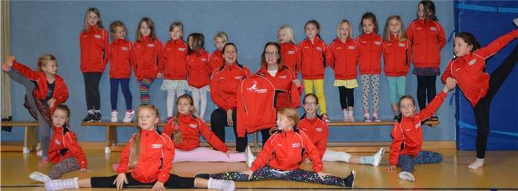 Die Kindertanzgruppe des FV Daufenbach freute sich über die neuen Trainingsjacken.privat