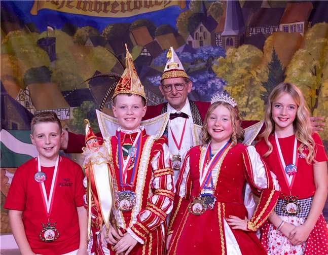 Die Kindertollitäten mit Rheinbreitbachs Bürgermeister Roland Thelen  Fotos: Nadine Faßbender