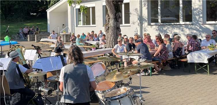 Die Kirchdauner Dorf-Musikanten hatten zur Feier ihres 40. Vereinsjubiläums zum Midsommar-Festival geladen und das Areal rund ums Bürgerhaus in Kirchdaun hatte sich rasch gefüllt. Foto: privat