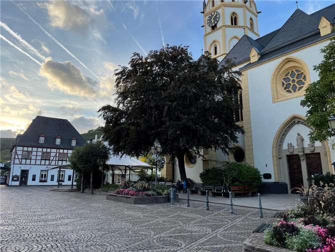 Die Kirche St. Laurentius am Marktplatz von Ahrweiler.  Foto: ROB