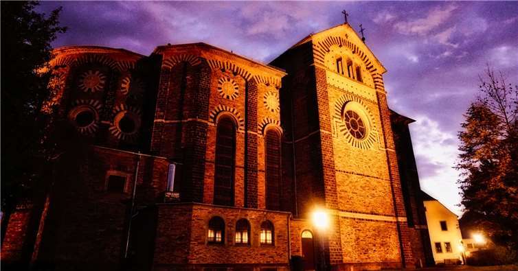 Die Kirche in Nickenich am Abend.Foto: Natalie Lengersdorf