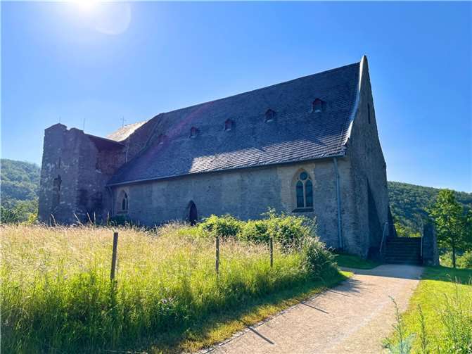 Die Kirche liegt hoch über dem Moseltal und ist beliebter Halt für Wanderer und Pilgerer.  Fotos: Bistum Trier/Julia Fröder