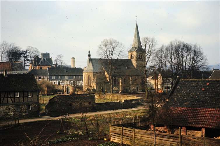Die Kirche vom Weinbergsweg gesehen. Bulldozer räumen den Friedhof 1966 für den Kirchenanbau ab.
