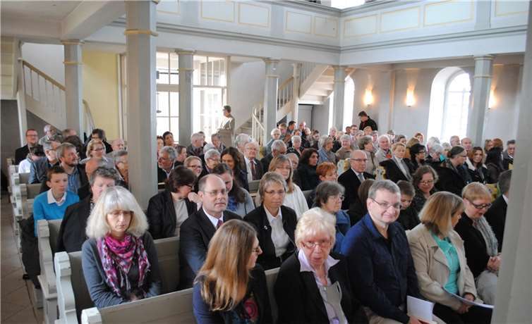 Die Kirche von Frücht war voll wie sonst nur an Weihnachten, so viele Menschen wollten die neue Gemeindepfarrerin kennenlernen.