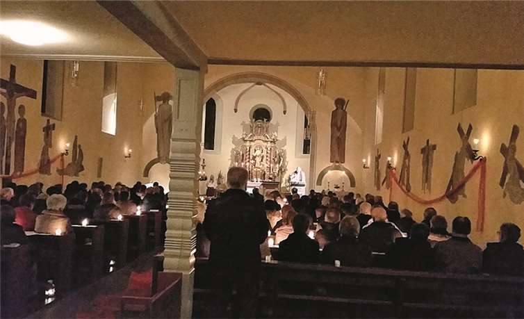 Die Kirche von Welcherath wurde ganz nach der Kirche in Taize in Orange mit Kerzen gestaltet. privat
