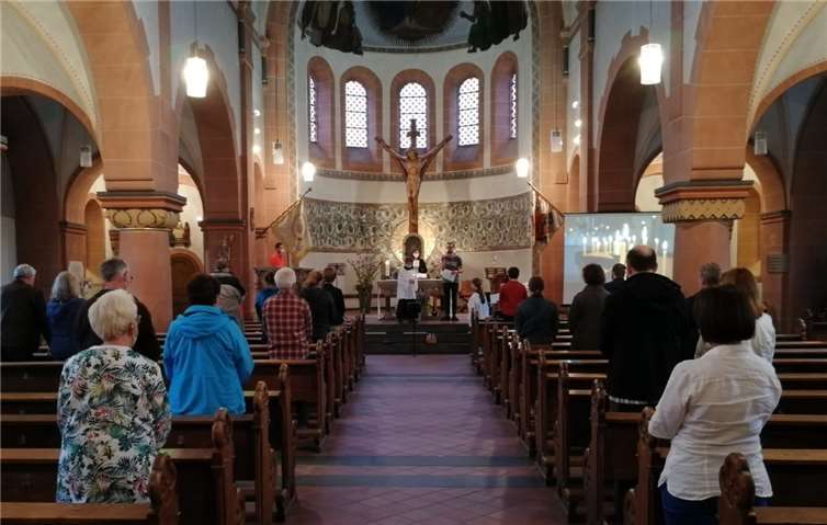 Die Kirche war - corona-konform - gut gefüllt mit interessierten Zuschauern, die sich mit der Fragestellung befassen wollten. Fotos: privat