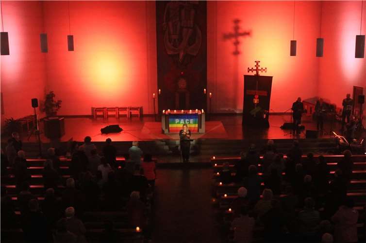 Die Kirche wurde in passendes Licht gesetzt.  Foto: privat