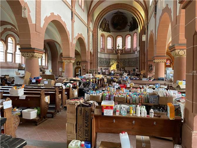 Mayschoß: Ein Dorf organisiert sich selbst Die Kirche wurde zum Spendenlager umgewandelt. Foto: ROB