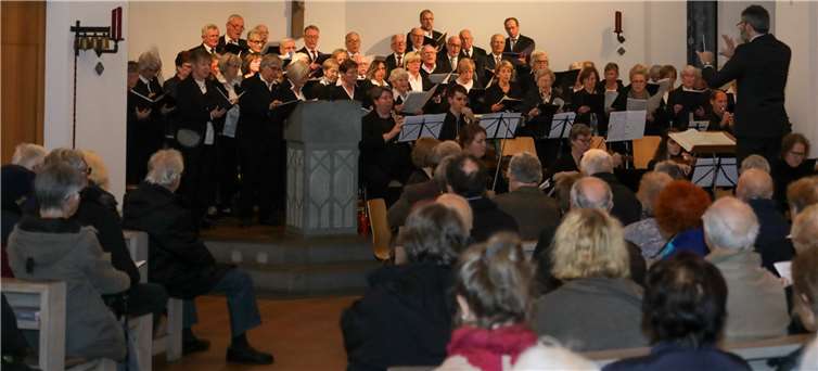 Die Kirchenchöre Meckenheims sangen begleitet von einem kleinen Orchester.Fotos: CEW