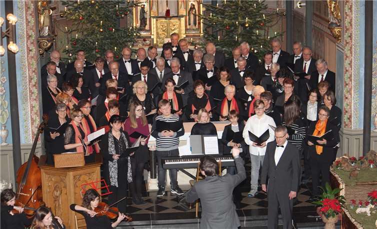 Die Kirchenchöre Waldorf und Oberbreisig sowie der Männergesangverein 1877 Eintracht Westum beim gemeinsamen Dreikönigskonzert in der Pfarrkirche St. Remaclus in Waldorf.  WER