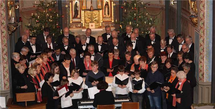 Die Kirchenchöre Waldorf und Oberbreisig sowie der Männergesangverein 1877 Eintracht Westum beim gemeinsamen Dreikönigskonzert in der Pfarrkirche St. Remaclus in Waldorf.Fotos: WER