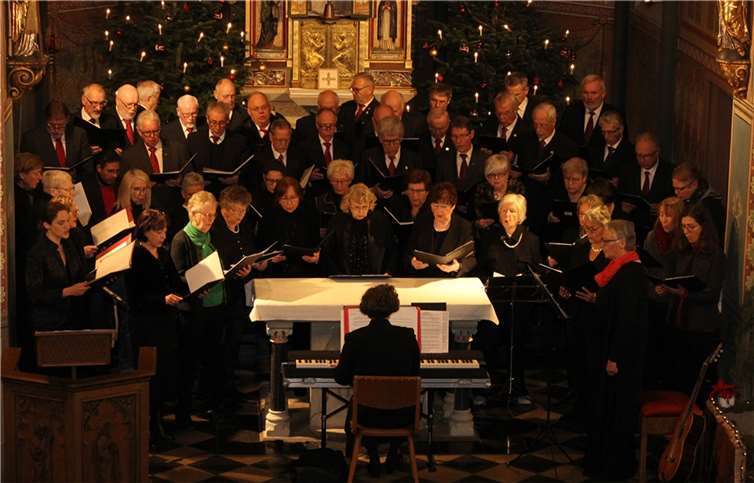 Die Kirchenchöre Waldorf und Oberbreisig sowie der Männergesangverein 1877 Eintracht Westum und der Chor Cantemos beim gemeinsamen Dreikönigskonzert in der Pfarrkirche St. Remaclus in Waldorf. Foto: WER