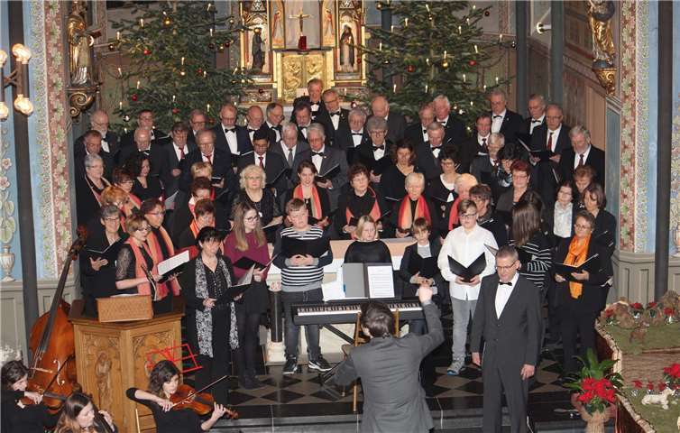 Die Kirchenchöre Waldorf und Oberbreisig sowieder Männergesangverein 1877 Eintracht Westum beim gemeinsamenDreikönigskonzert in der Pfarrkirche St. Remaclus in Waldorf. WER
