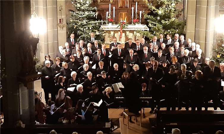 Die Kirchenchöre aus Bad Breisig-Brohl, Oberbreisig und Waldorf, der MGV Eintracht Westum und der Kinderchor Waldorf sowie das Orchester-Ensemble „Musical for You“ beeindruckten beim Weihnachts-Oratorium unter der Leitung von Andrea Ernst in der Brohler Pfarrkirche.Foto: WER